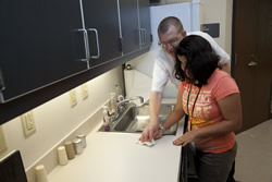 学生学习保持家居清洁